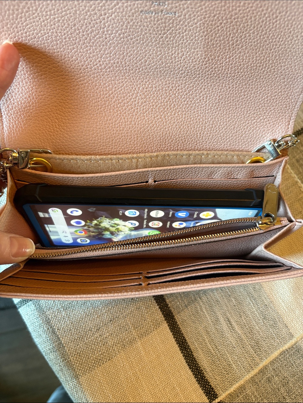 Louis Vuitton Pink Mahina Leather Crossbody XL Wallet on chain - Picture 13 of 15